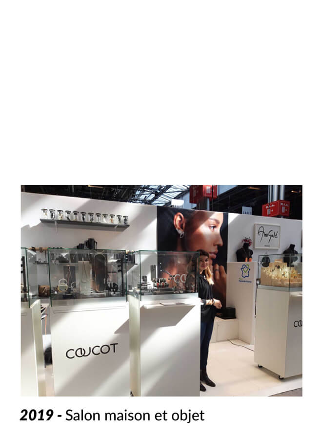 Photo du stand avec la créatrice à maison et objet Villepinte, bijoux de créateur. 